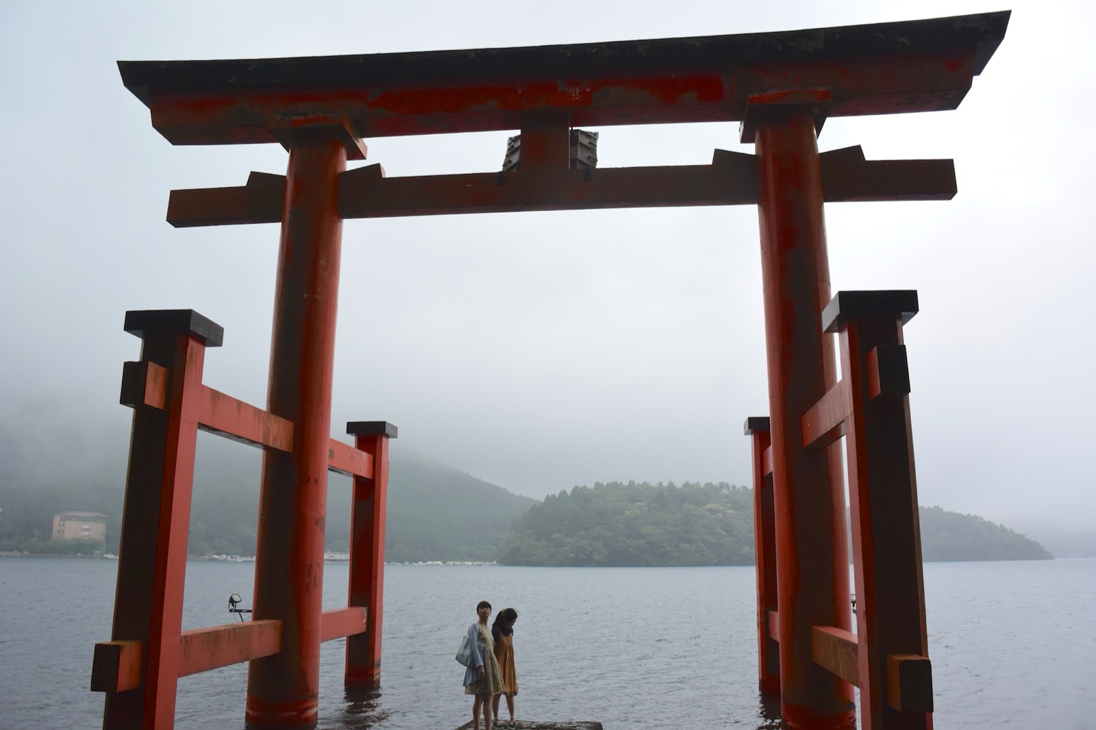 霧の芦ノ湖に立つ朱い鳥居