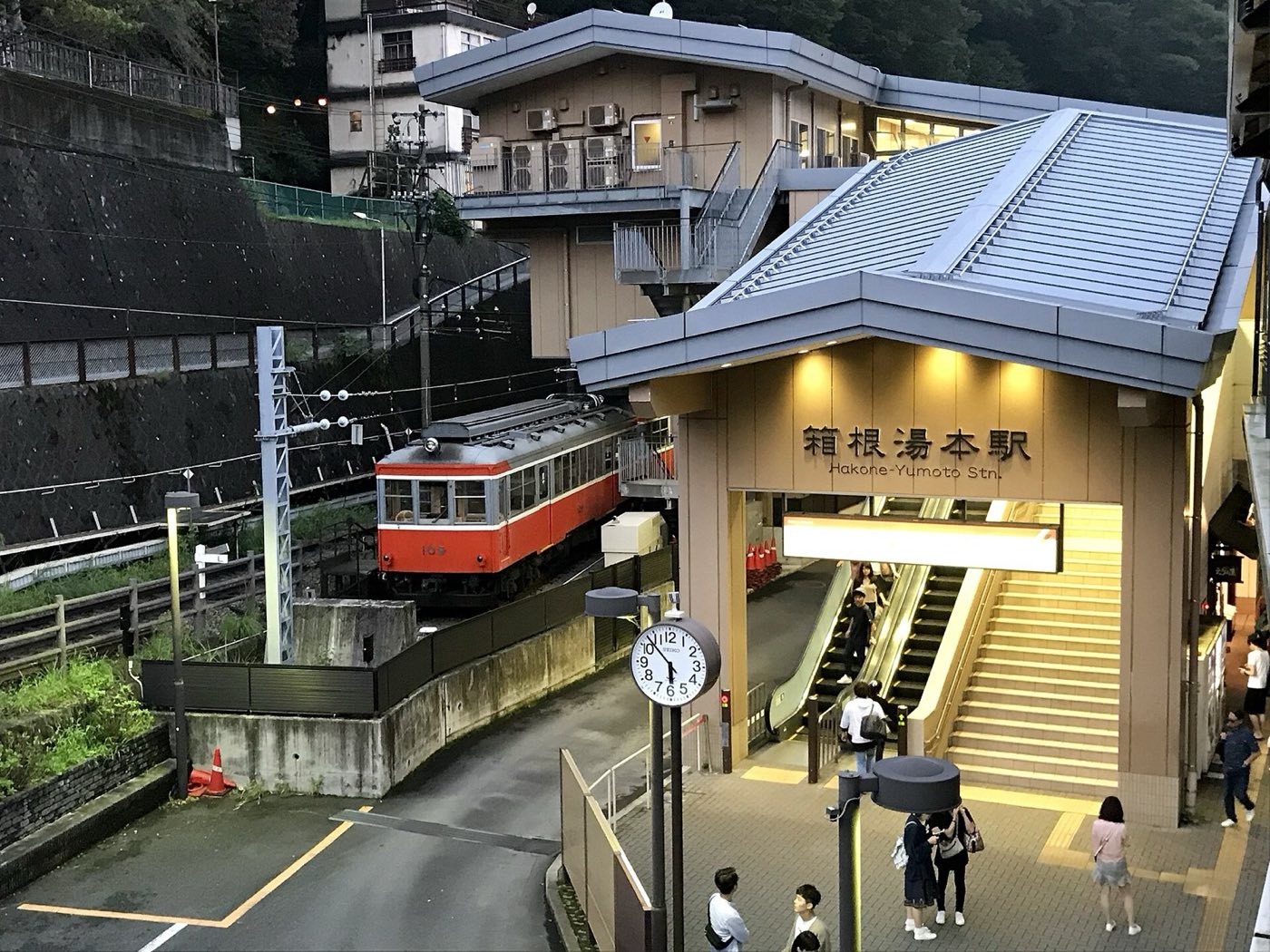 夕暮れの箱根湯本駅と登山電車