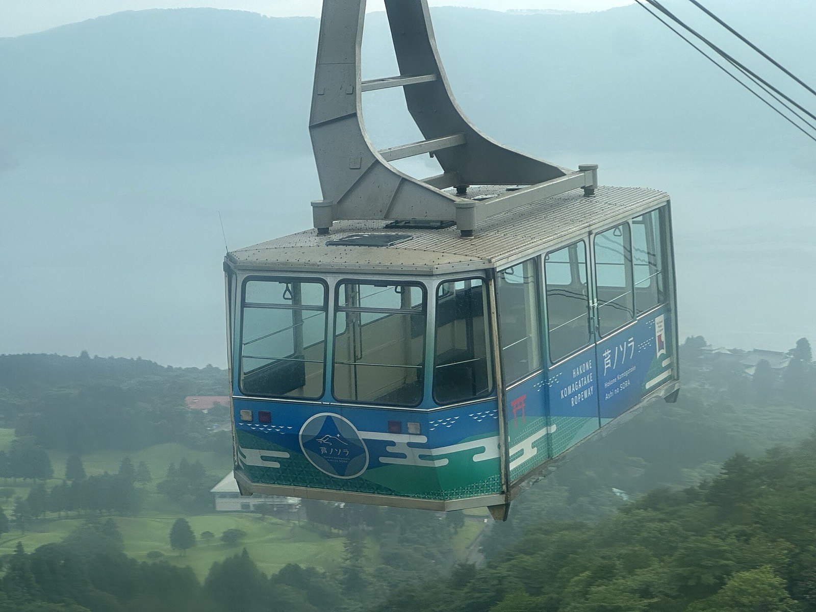 霧の中を進むロープウェー
