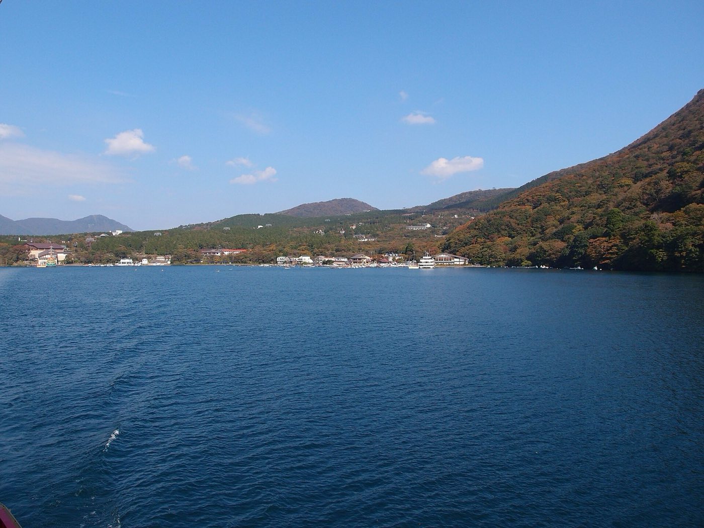 青くひろがる芦ノ湖