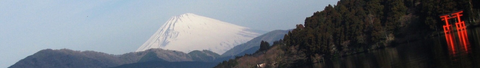 湖の向こうに富士山と朱い鳥居